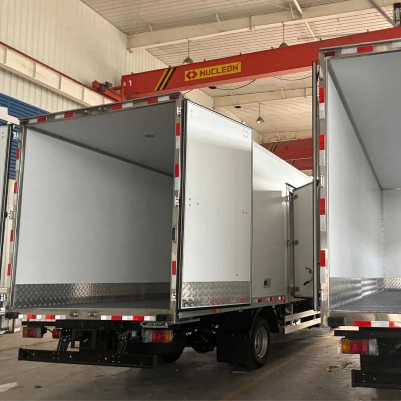 Wie verbessert die trockene LKW-Karosserie mit PU-Kern die moderne Transporteffizienz?