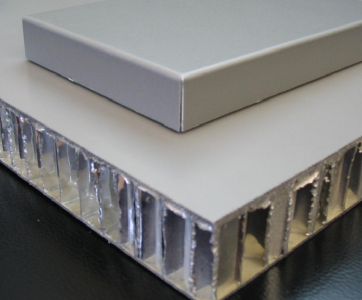 WholeChainTech-Lkw-Karosserie: Waben- vs. PET-Kernmaterial