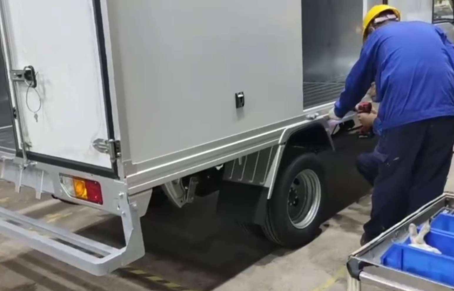 Der letzte Schritt der Frachtbox-Montage: Versiegeln mit Klebstoffauftrag